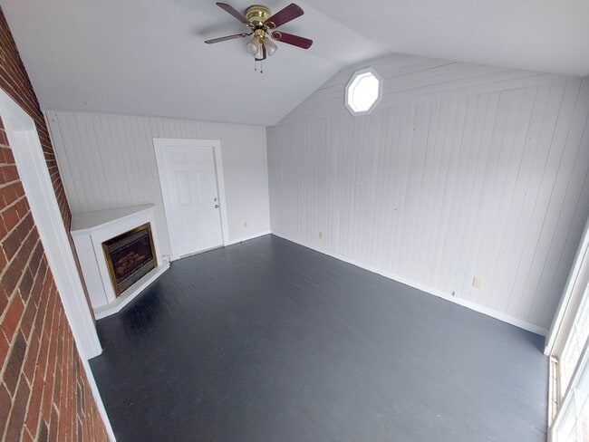 Building Photo - CUTE AND COZY 3 BEDROOM HOME AT BUCKROE BEACH FOR RENT!!!