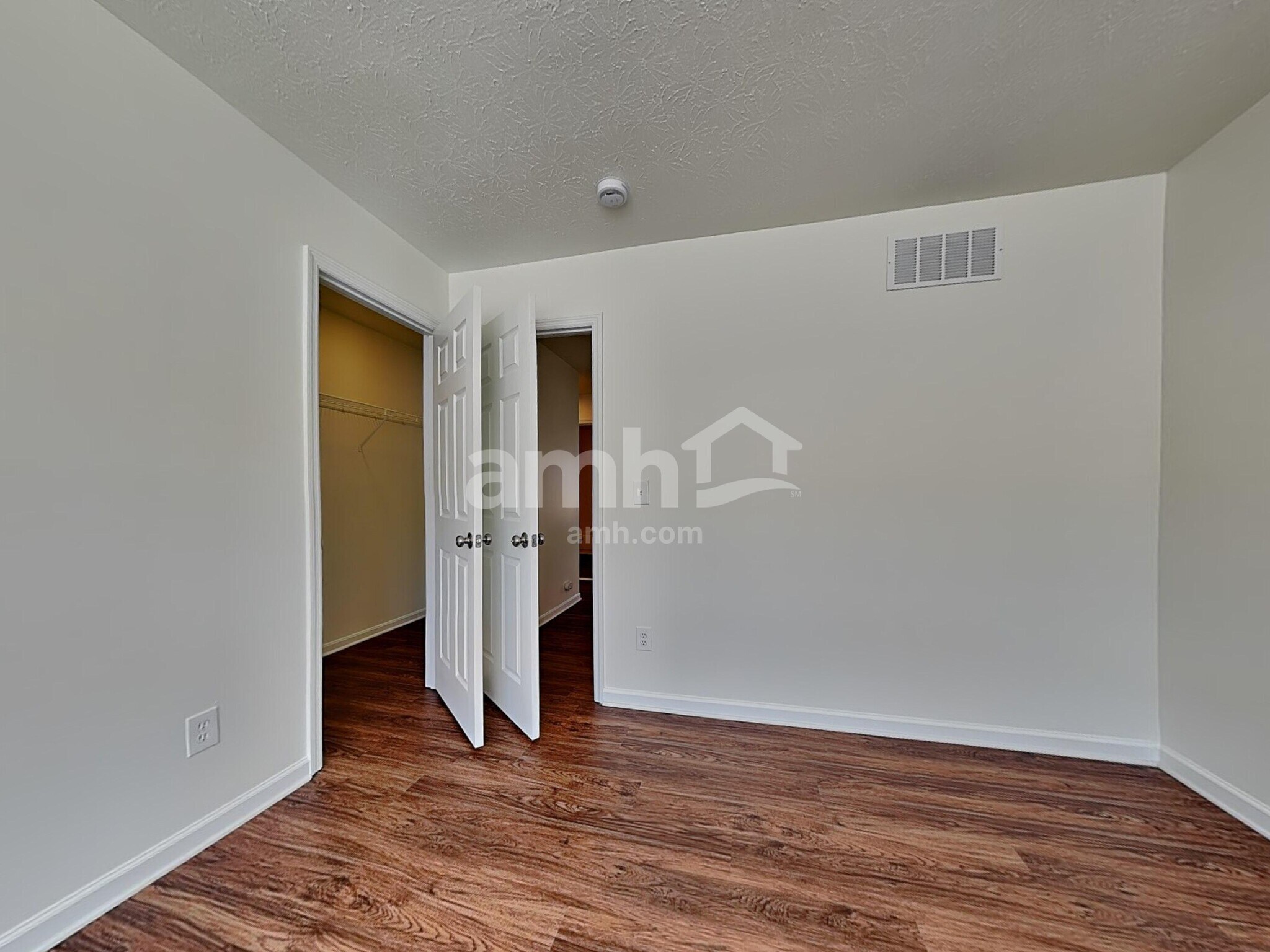 Building Photo - 3270 Village Dr