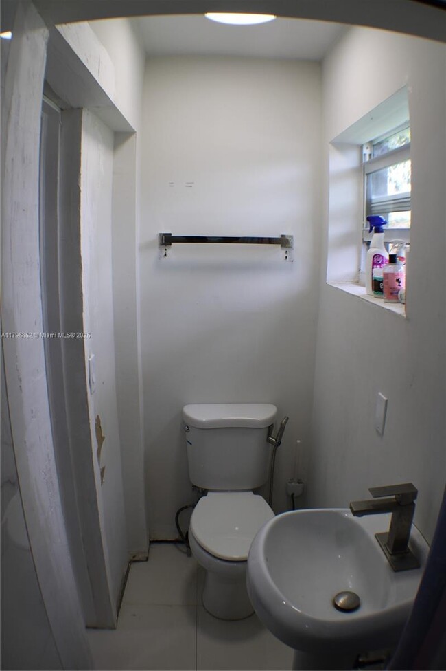 Building Photo - 2050 N 57th Terrace