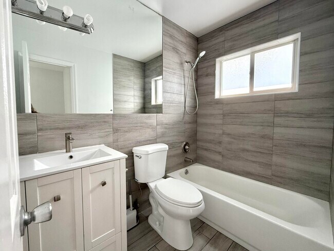 Building Photo - 4901 NE 26th Ave