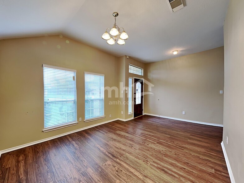 Building Photo - 1835 Manor Dr