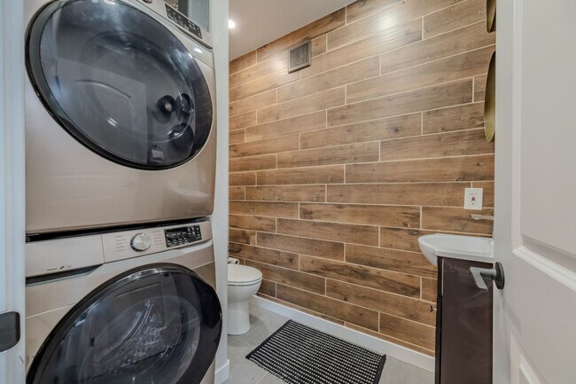 Building Photo - 736 W Rider Dr