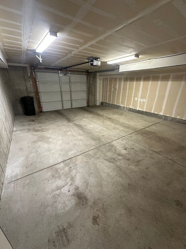 Building Photo - GET $1000 OFF THE FIRST MONTHS RENT!!!