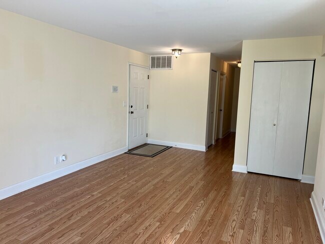 Building Photo - 309 Memory Ln