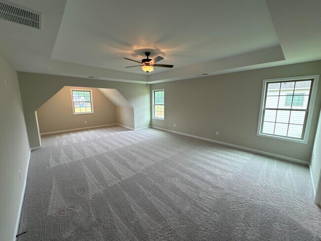 Building Photo - 5 Bedroom 3 Bathroom House