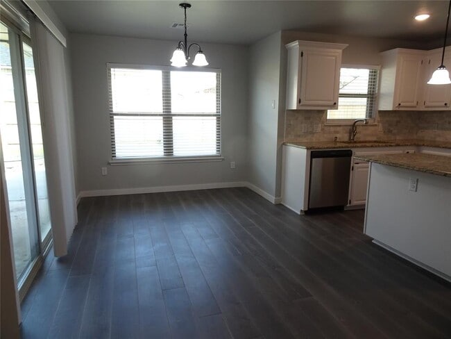 Building Photo - 8412 Pinewood Dr