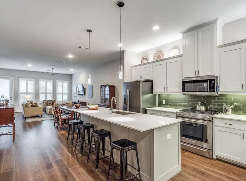 Building Photo - 5015 Meridian Ln