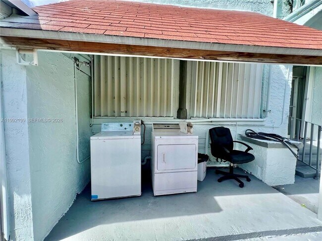 Building Photo - 301 SW 10th Ave