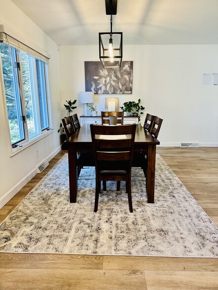 Dining Room - 8 Applewood Ct W
