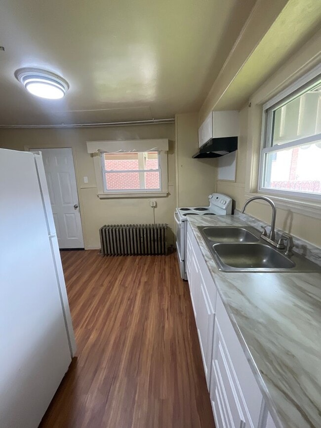 Building Photo - Renovated 3 bed 1 bath with River views fr...