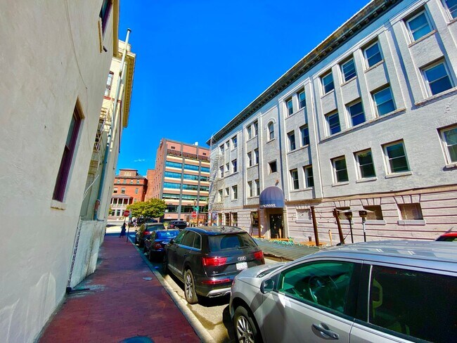 Building Photo - Large  Sunny Dupont Circle 2 bed 2 bath Ap...