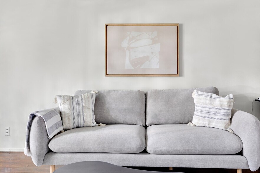 Building Photo - 135 S Reeves Dr