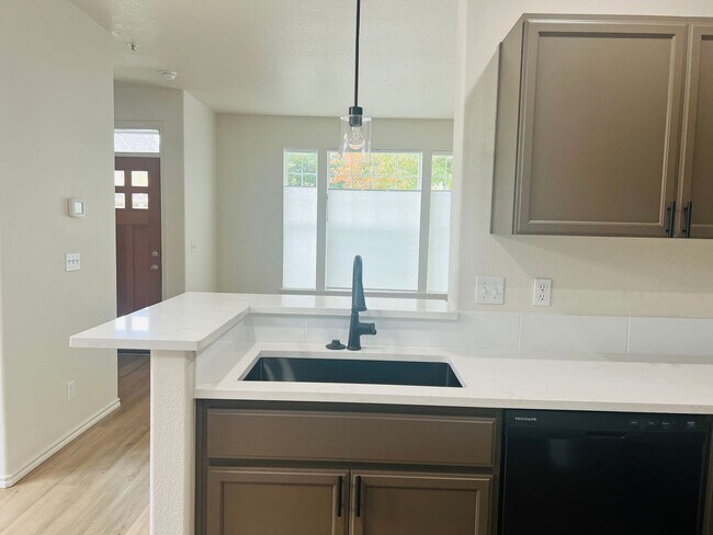 Building Photo - Wilsonville Villebois Community Offers Spacious End Unit Town Home