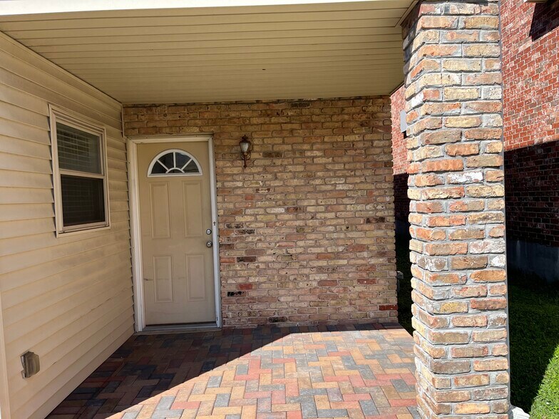 Covered Patio - 6803 Louisville St