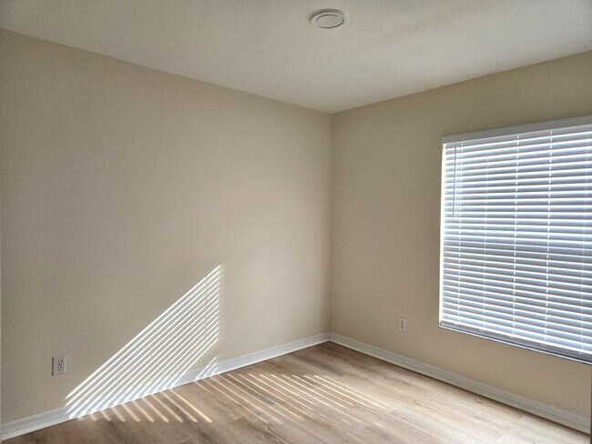 Building Photo - 3/2 Fenced Pet Friendly Home