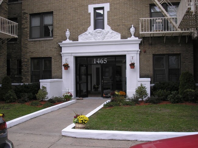 Building Photo - Bermudez Apartments