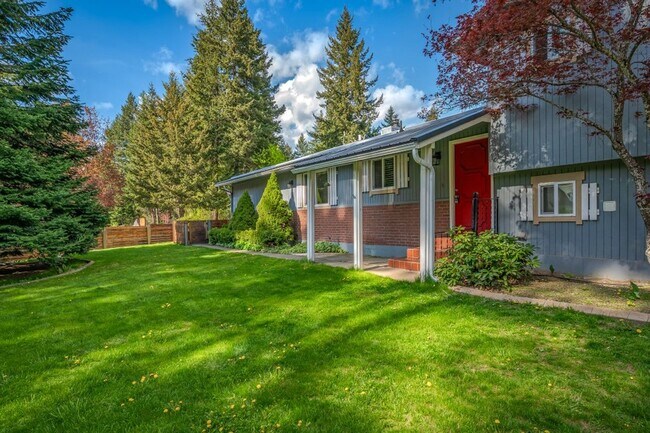 Building Photo - Emerald Estates 4 bed 2 bath with fenced yard