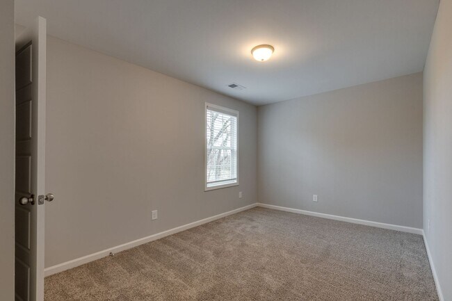 Building Photo - Live in Style and Comfort in Sought-After ...