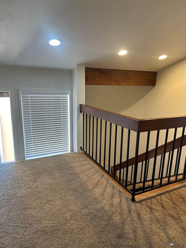 Building Photo - 800 E Country Club Dr
