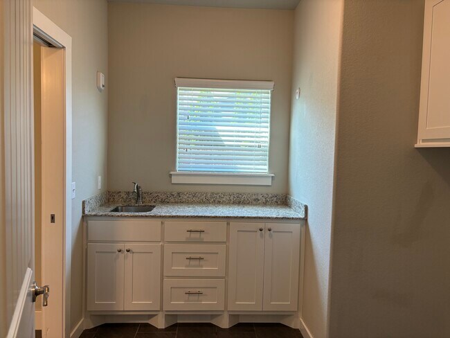 Building Photo - 5802 W Redbud St