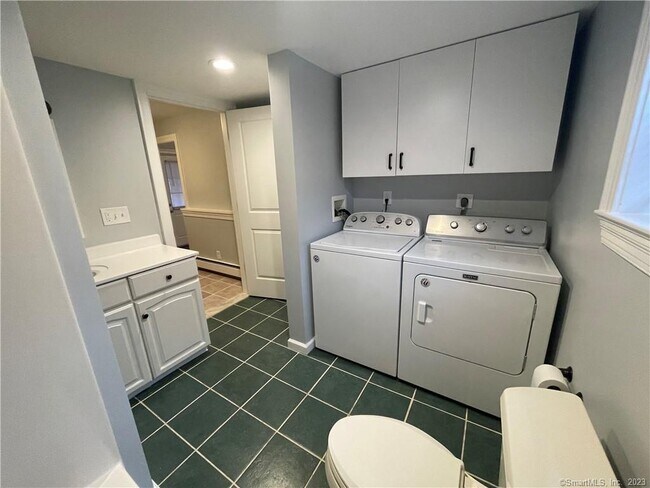 Building Photo - 324 Main St