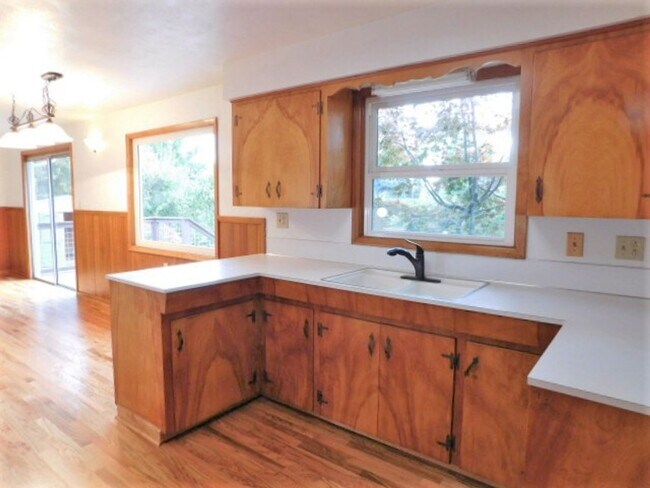 Building Photo - 3Bd/1.5Ba Single Story House - Available S...