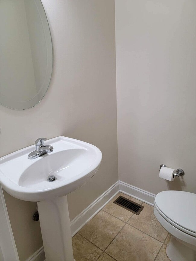 Building Photo - 4-Bedroom Townhome in Amberdale