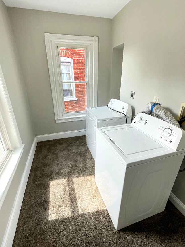 Building Photo - 334 Oak St