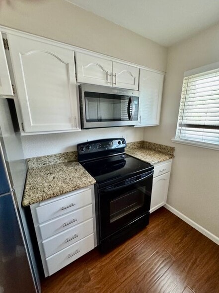 Building Photo - 4638 Via Vista Cir