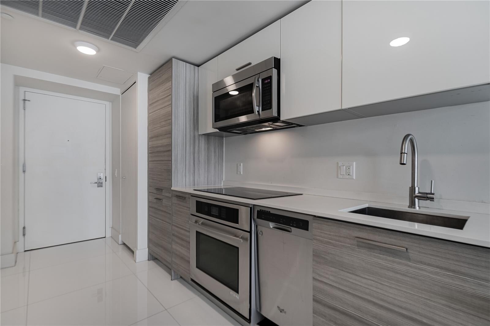 Building Photo - 1300 Brickell Bay Dr