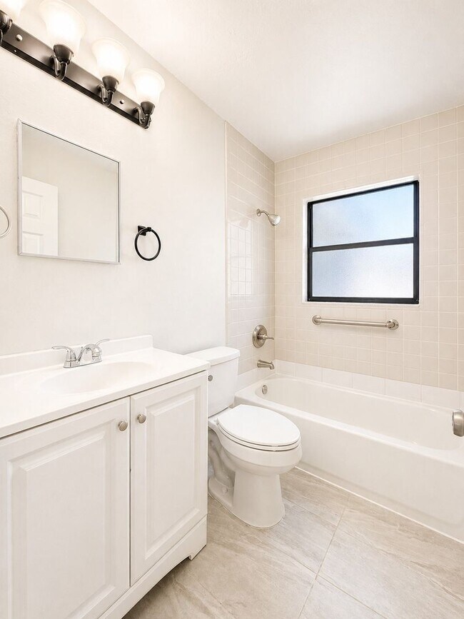 Building Photo - Newly Renovated 3/1 Single Family Home with Bonus room