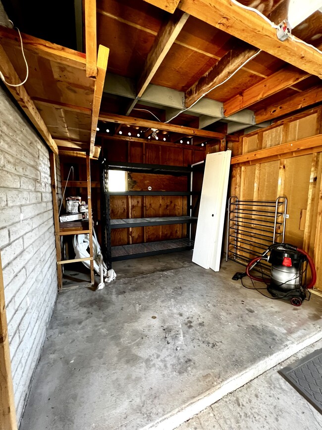 Building Photo - 8024 E Victoria Dr