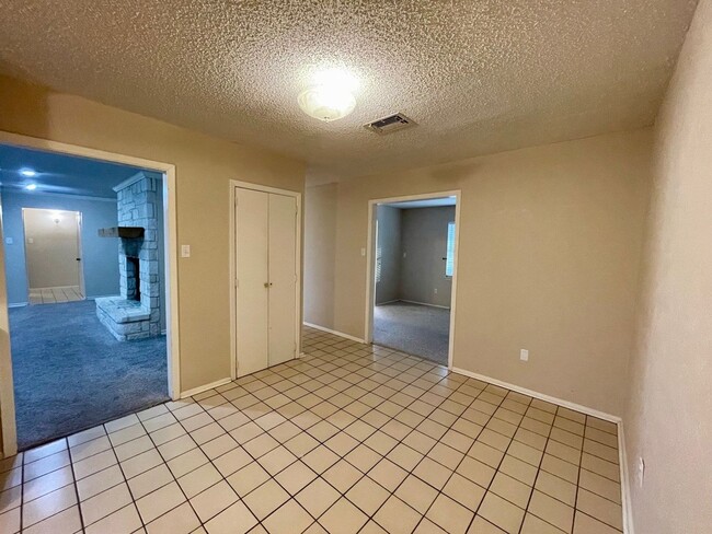 Building Photo - 3 Bedroom, 2.5 Bath home for rent in Woodw...