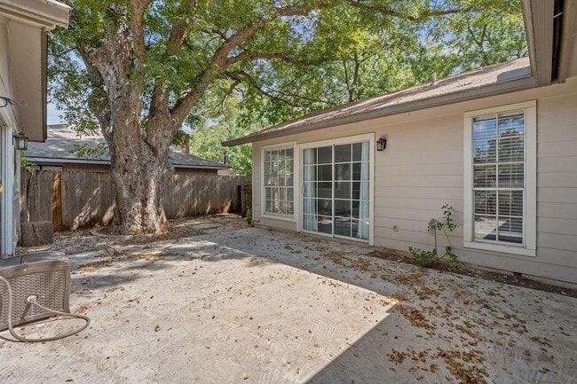 Building Photo - 10103 Woodland Village Dr