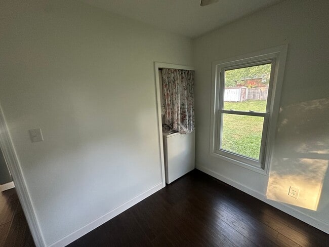 Building Photo - Renovated 2 Bed 1 Bath
