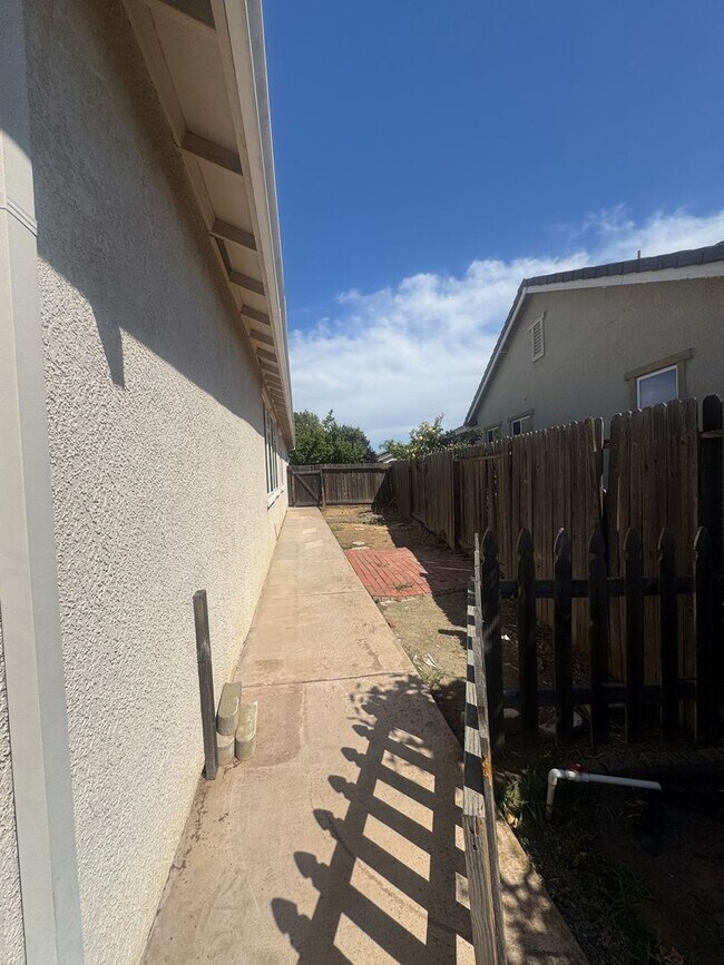 Building Photo - Charming 3 Bedroom, 2 Bathroom Home Elk Grove