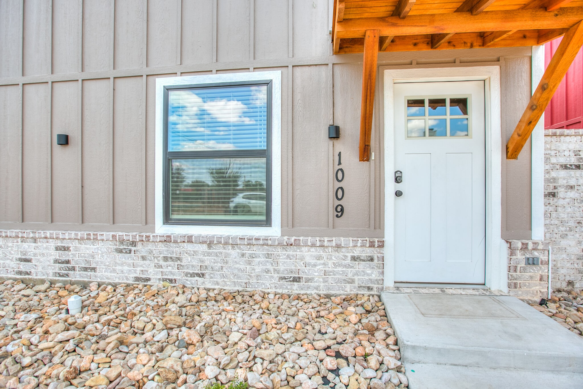 Building Photo - 1009 Holiday Dr