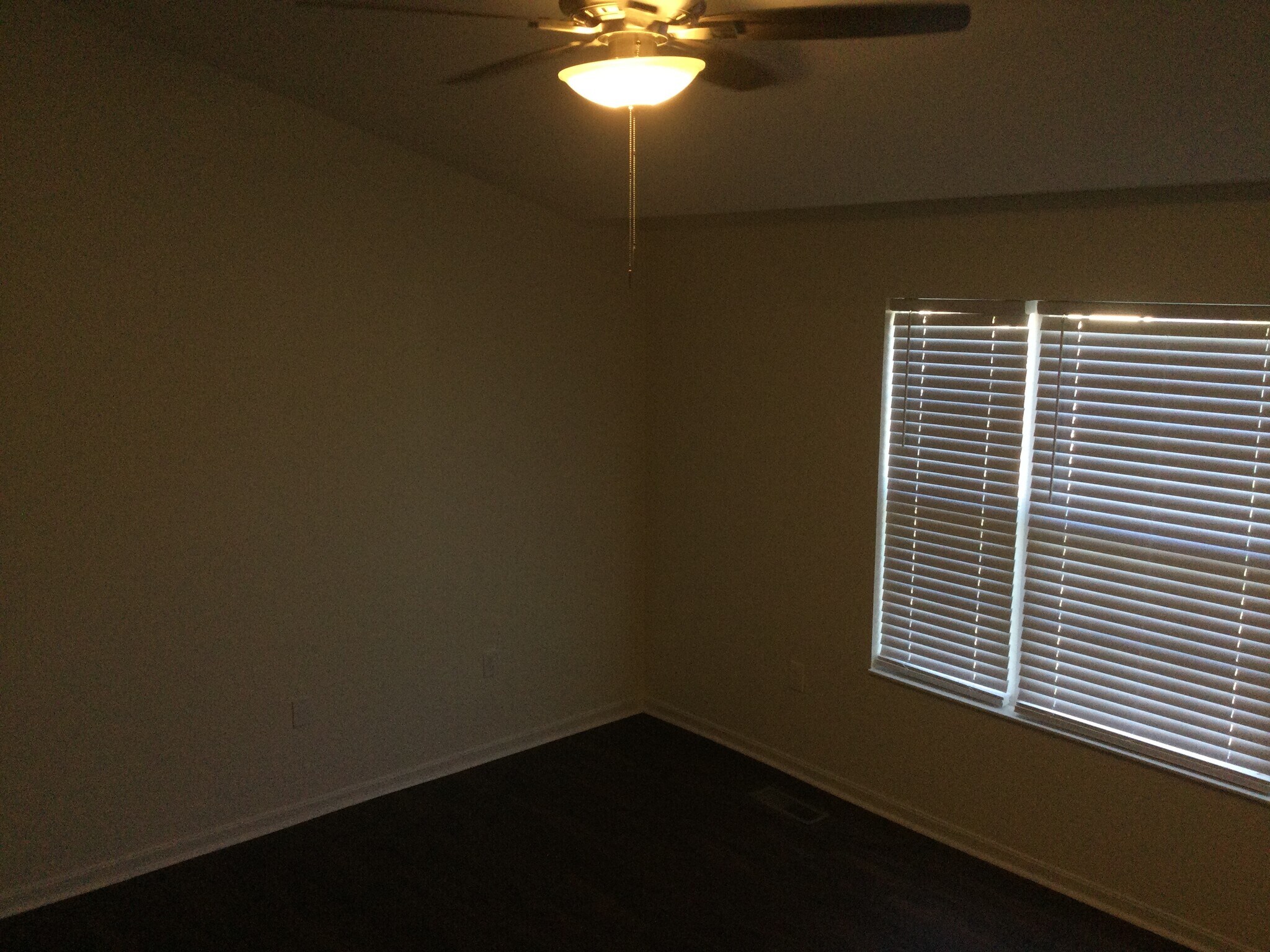 Building Photo - 2831 Coachlight Ln