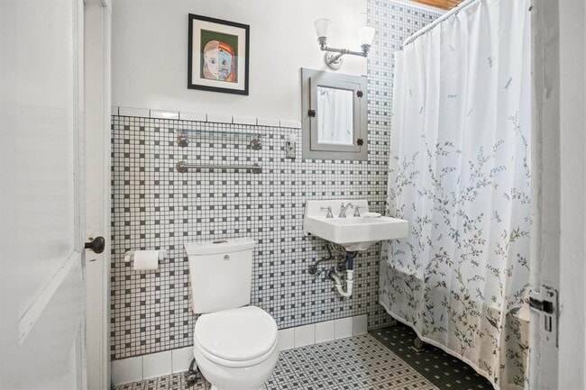 Building Photo - 508 E 38th 1/2 St