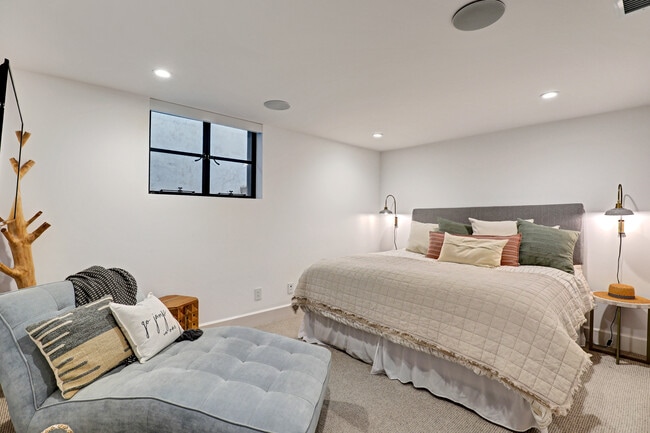 Building Photo - 4 S Vista De La Luna