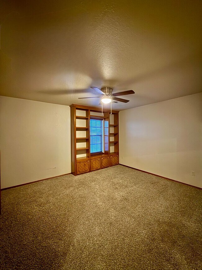 Building Photo - Spacious 3 bed, 2.5 Bath 2-story Home in South Okc