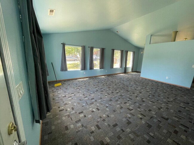 Building Photo - 1207 S 18th Ave