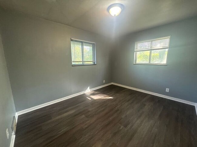 Building Photo - 3 Bedroom, 1 Bath House on Cul De Sac!