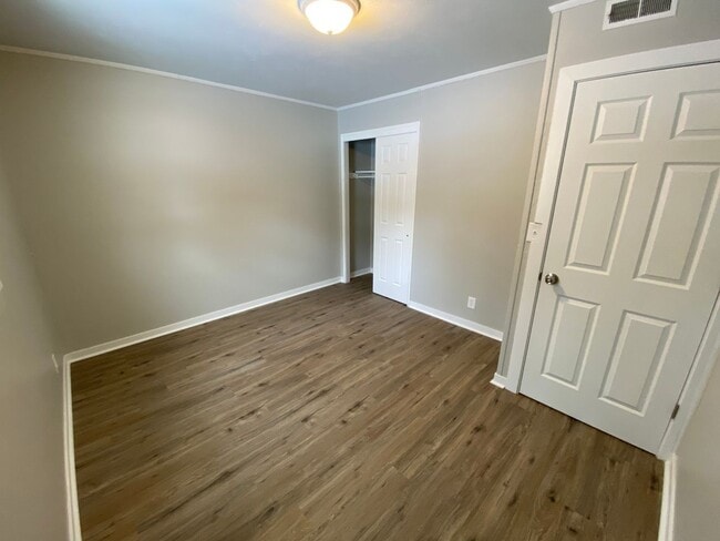Building Photo - Charming 2 Bed 1 Bath