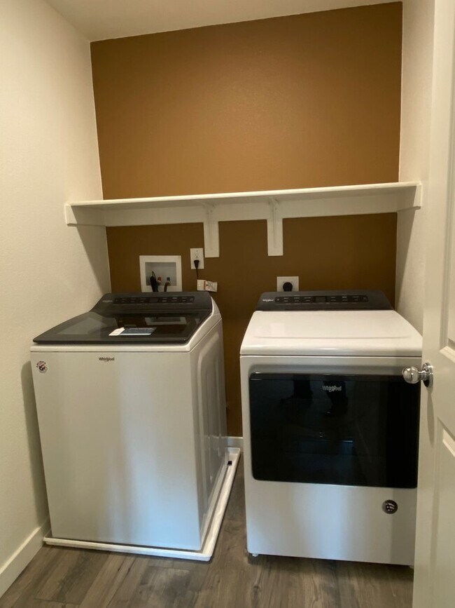 Building Photo - 2023 model home in solar community!