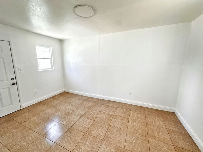 Building Photo - LARGE 4 BEDS 2 FULL BATHS HOUSE FOR RENT!