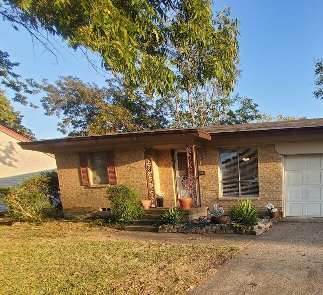 Building Photo - 2234 Sussex Dr