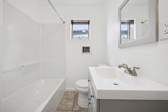 Building Photo - Spacious 3-Bedroom Apartment in the Heart ...