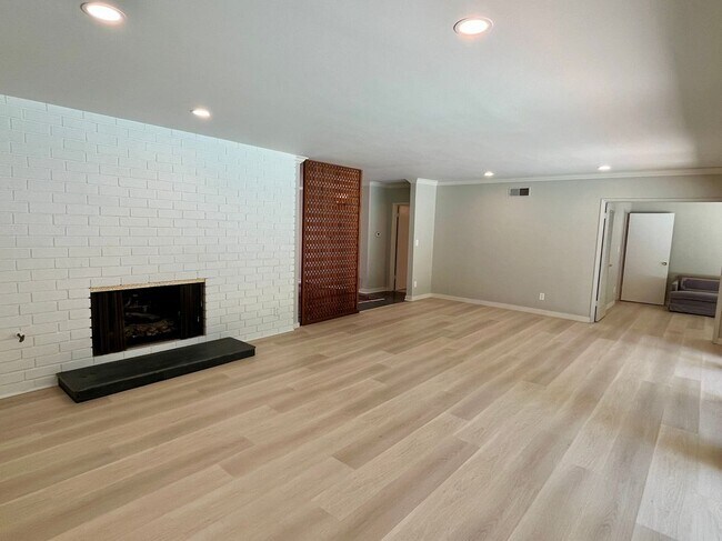 Building Photo - 16641 Park Ln Cir