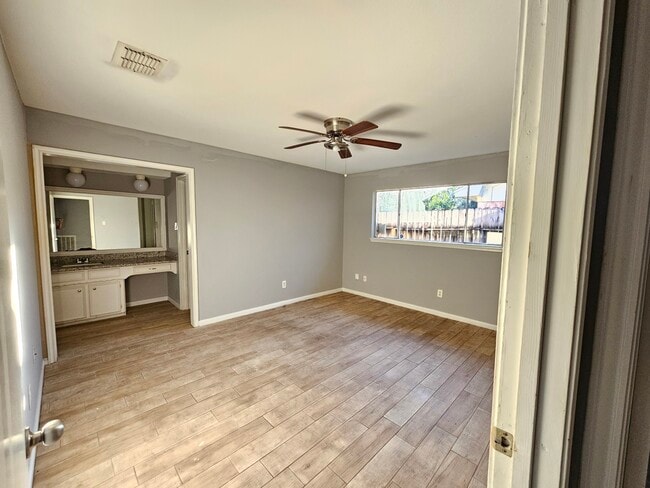 Building Photo - 431 N Forest Blvd